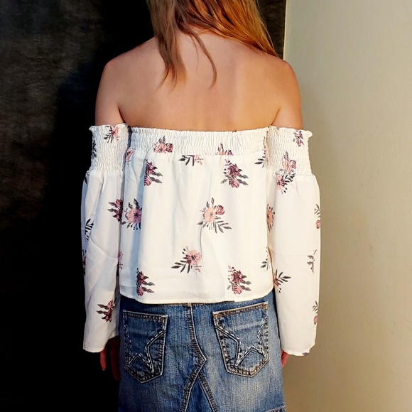 Ivory Floral Off Shoulder Blouse. Medium - Picture 6 of 8